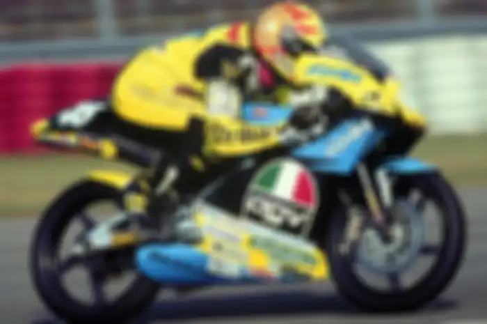Valentino Rossi saat menjalani debut karier balapnya di MotoGP tampil di kelas 125 cc Malaysia di sirkuit Shah Alam hari ini 1 April 25 tahun silam