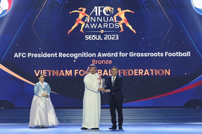 Presiden Federasi Sepak Bola Vietnam Tran Quoc Tuan (kanan) menerima AFC President Recognition Awards for Grassroots Football dalam AFC Annual Awards 2023 di Seoul, 29 Oktober 2024.