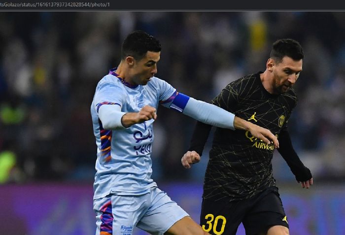 Momen Cristiano Ronaldo dan Lionel Messi berduel dalam pertandingan Riyadh All Stars vs Paris Saint-Germain di King Fahd International Stadium, Kamis (19/1/2023).