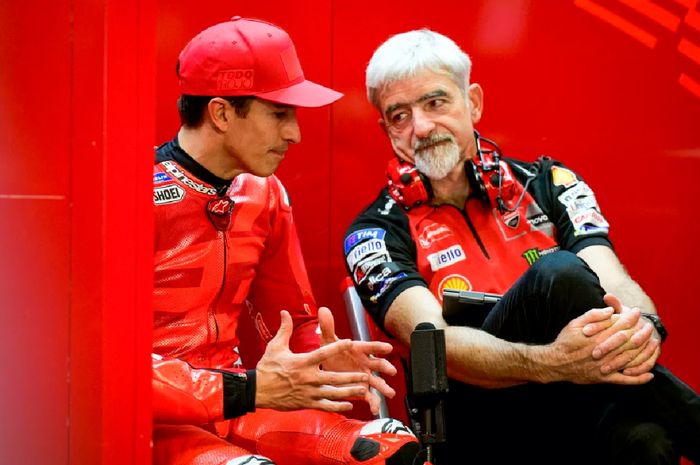 Marc Marquez berdiskusi dengan General Manager Ducati Corse Luigi Dall'Igna. Marquez dilarang membuat ketegangan dengan Francesco Bagnaia atau kru Tim Ducati Lenovo.