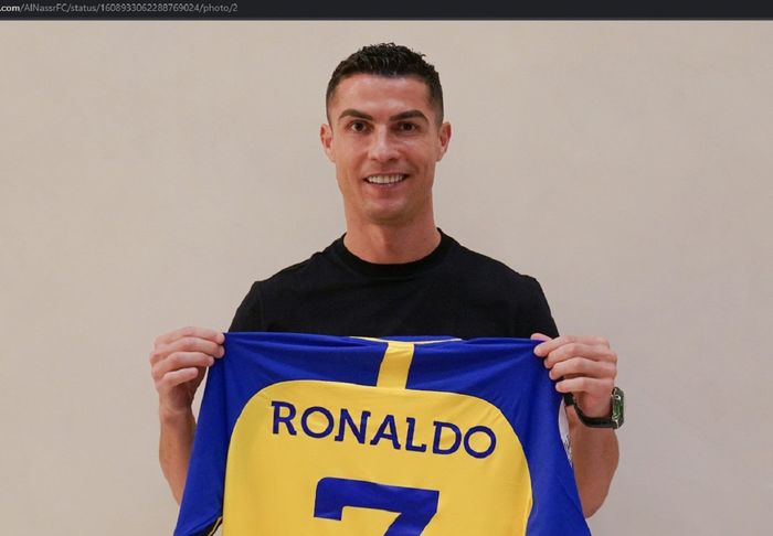 Cristiano Ronaldo resmi bergabung dengan Al Nassr dan mendapatkan gaji terbesar sepanjang sejarah sepak bola.