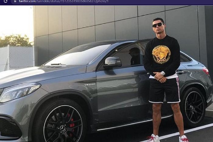 Megabintang Manchester United, Cristiano Ronaldo, berpose dengan salah satu mobil koleksinya