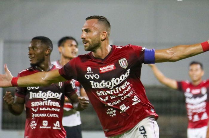 Striker Bali United Ilija Spasojepic selebrasi gol ke gawang Madura United dalam Liga 1 di Stadion Kompyang Sujana, Denpasar, Senin (21/3/2022) malam WIB.