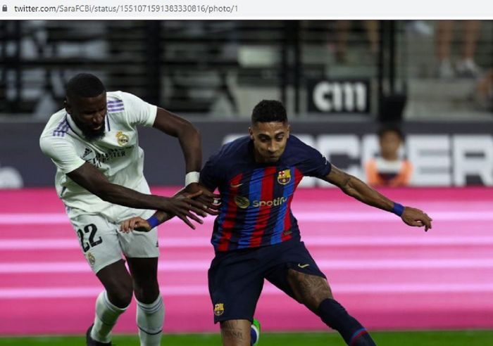 Antonio Ruediger (kiri) berduel dengan Raphinha dalam laga pramusim El Clasico antara Real Madrid dan Barcelona pada Minggu (24/7/2022).