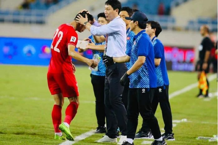 Pelatih Timnas Vietnam Kim Sang-sik menyambut salah satu pemainnya. Vietnam mendapatkan jadwal kandang menjamu Timnas Indonesia di Piala AFF 2024.