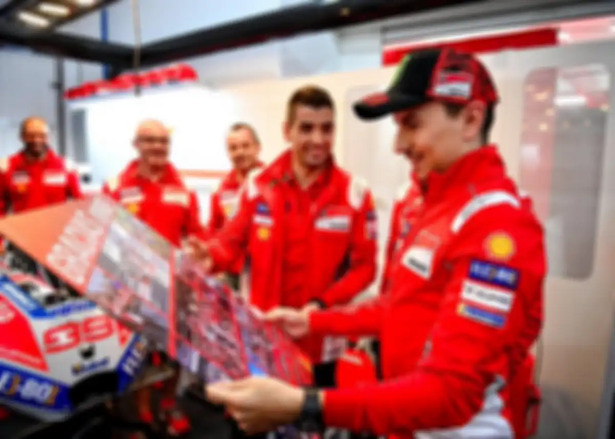 Jorge Lorenzo mendapat kenangan-kenangan dari tim Ducati saat perpisahan