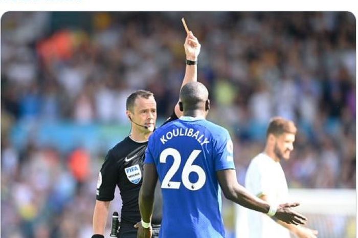 Wasit Stuart Attwel memberikan Kalidou Koulibaly kartu merah dalam laga pekan ketiga antara Chelsea dan Leeds United, Minggu (21/8/2022).