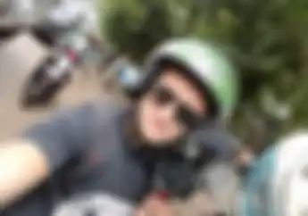 Ckckck... Ternyata Selain Melindungi Kepala Ini Fungsi Lain Dari Helm Gojek