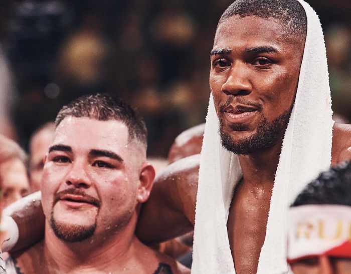 Anthony Joshua (kanan) berangkulan dengan Andy Ruiz Jr. (kiri) setelah keduanya berduel di Madison Square Garden, New York, Amerika Serikat pada Sabtu (1/6/2019) malam waktu setempat