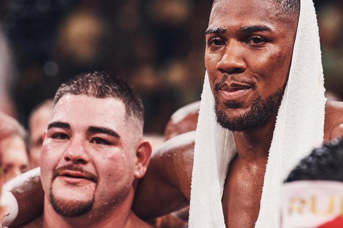 Anthony Joshua (kanan) berangkulan dengan Andy Ruiz Jr. (kiri) setelah keduanya berduel di Madison Square Garden, New York, Amerika Serikat pada Sabtu (1/6/2019) malam waktu setempat