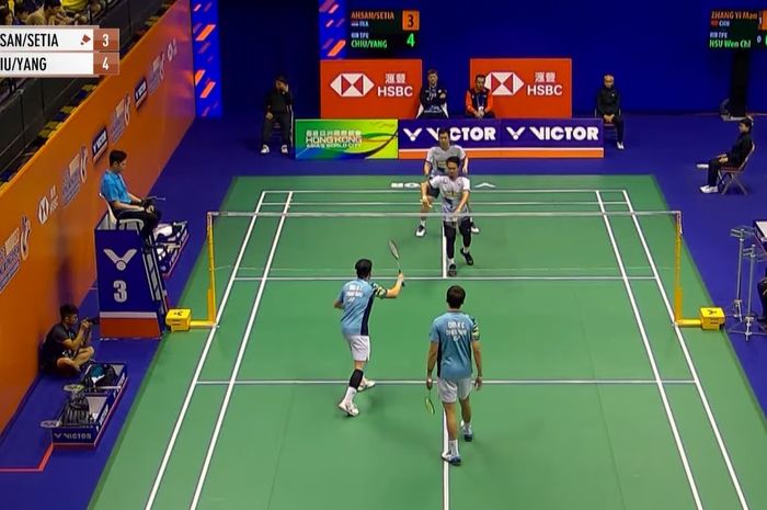 Ganda putra Indonesia, Mohammad Ahsan/Hendra Setiawan saat beraksi pada babak 16 besar Hong Kong Open 2023 di Hong Kong Coliseum, Kowloon, Hong Kong, Kamis (14/9/2023)