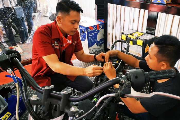 Atenk dari Katros Garage saat menggarap Kawasaki W175 untuk Suryanation Motorland