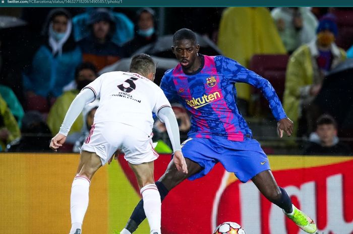 Momen duel Ousmane Dembele dengan bek Benfica pada laga di Camp Nou di pekan kelima Liga Champions 2021-2022.