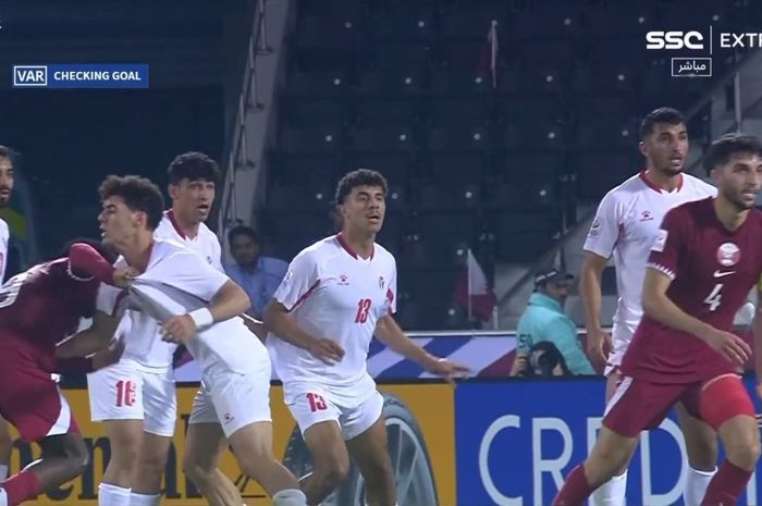 Pemain Timnas U-23 Qatar menarik kaus pemain Yordania dalam duel Grup A Piala Asia U-23 2024, Kamis (18/4/2024). 