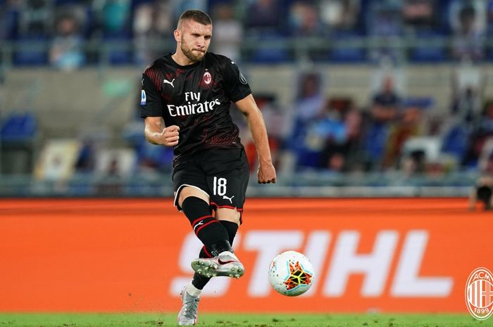 Ante Rebic, pemain pertama AC Milan yang mencapai 10 gol di musim 2019-2020. 