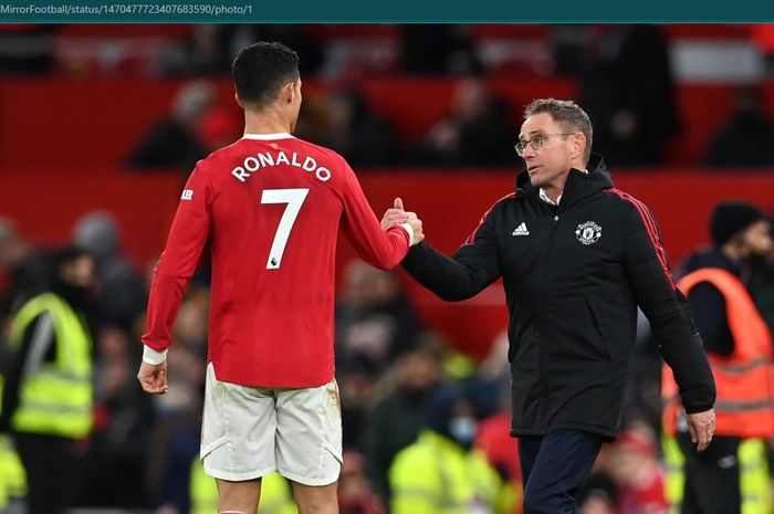 Cristiano Ronaldo dan Ralf Rangnick usai laga Manchester United.