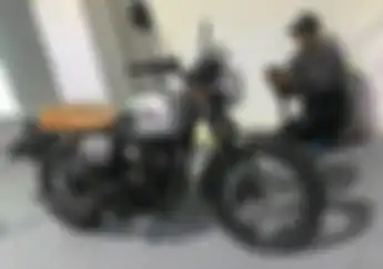 Standar Tengah Kawasaki W175, Solusi Yang Enggak Mau Ribet..