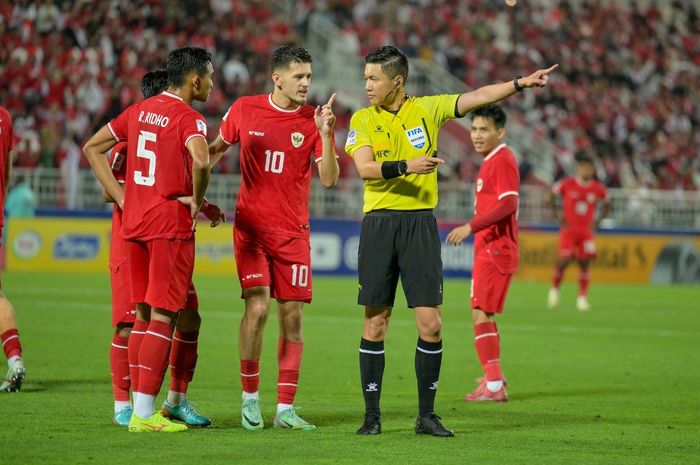 Bek Timnas U-23 Indonesia Justin Hubner (tengah) memprotes wasit Shen Yinhao yang menghukum Rizky Ridho kartu merah langsung dalam semifinal Piala Asia U-23 2024 melawan Uzbekistan di Stadion Abdullah bin Khalifa, Doha, Qatar, Senin (29/4/2024) malam WIB.