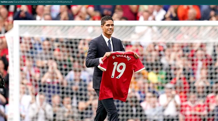 Raphael Varane resmi diperkenalkan Manchester United dihadapan publik pada laga perdana Liga Inggris 2021-2022.