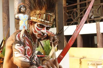 Koteka adalah pakaian adat Papua. Tinggalan benda sejarah Papua menyimpan kisah budaya dari masyarakatnya.