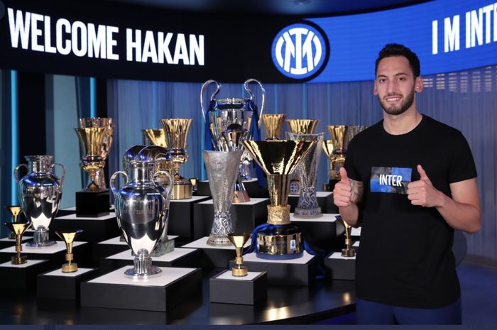 Hakan Calhanoglu, pindah dari AC Milan ke Inter Milan.