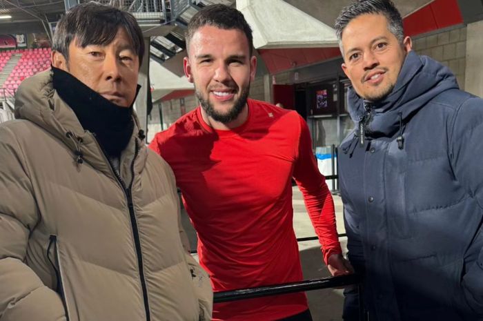 Pelatih timnas Indonesia Shin Tae-yong (kiri) bersama pemain keturunan Calvin Verdonk (tengah) saat berfoto bareng setelah menikmati pertandingan.