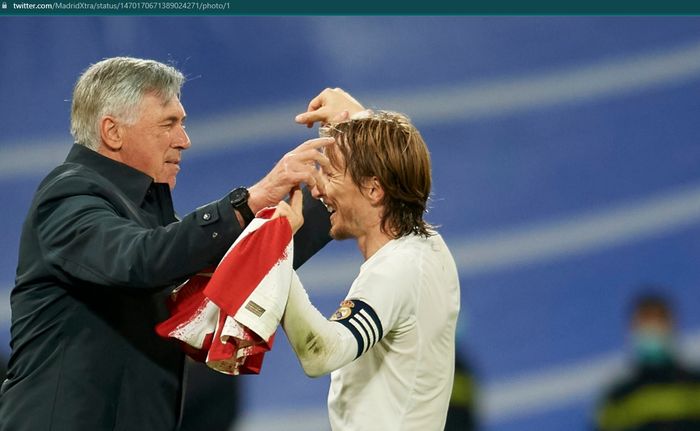 Carlo Ancelotti dan Luka Modric hendak berpelukan pasca-kemenangan Real Madrid atas Atletico Madrid.