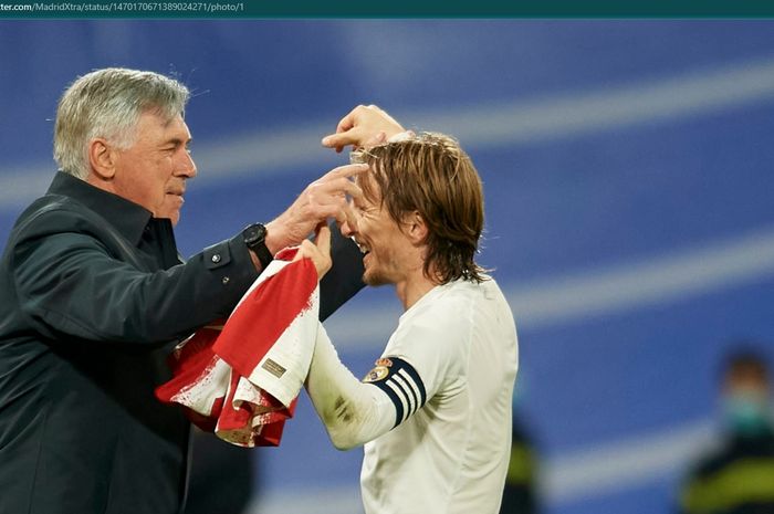 Carlo Ancelotti dan Luka Modric hendak berpelukan pasca-kemenangan Real Madrid atas Atletico Madrid.