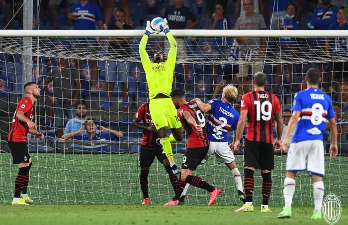 Aksi kiper Mike Maignan dalam laga AC Milan melawan Sampdoria pada pekan pertama Liga Italia, Senin (23/8/2021) di Luigi Ferraris.