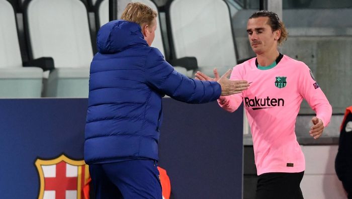 Antoine Griezmann menyalami Ronald Koeman usai posisinya digantikan Junior Firpo pada menit ke-89 dalam laga Juventus kontra Barcelona di Juventus Stadium, Rabu (28/10/2020) atau Kamis dini hari WIB.