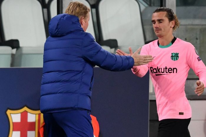 Antoine Griezmann menyalami Ronald Koeman usai posisinya digantikan Junior Firpo pada menit ke-89 dalam laga Juventus kontra Barcelona di Juventus Stadium, Rabu (28/10/2020) atau Kamis dini hari WIB.