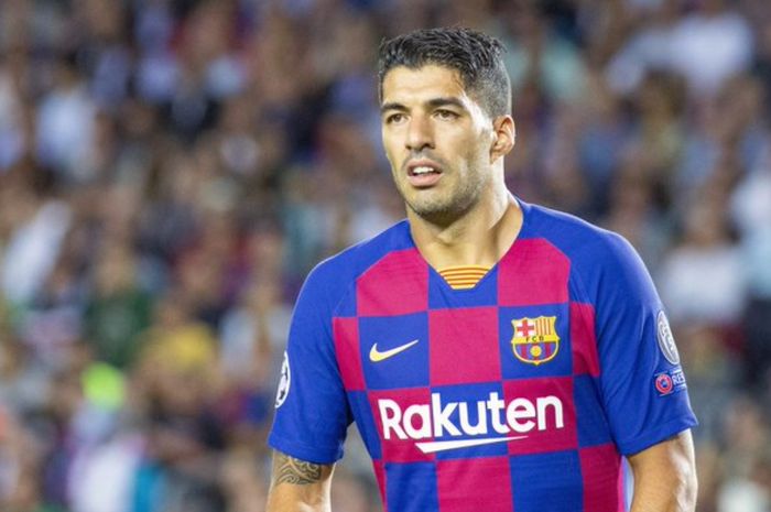 Penyerang Barcelona, Luis Suarez, tengah dalam persimpangan jalan, antara bertahan atau pindah ke klub baru pada bursa transfer musim panas 2020.