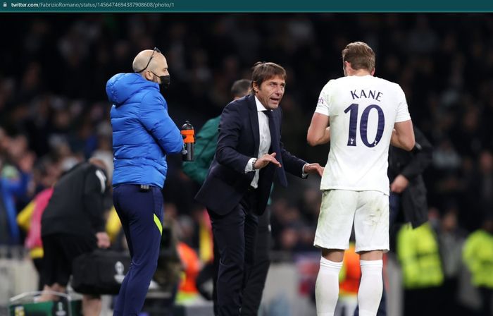 Momen Antonio Conte memberikan instruksi kepada Harry Kane pada laga European Conference League.