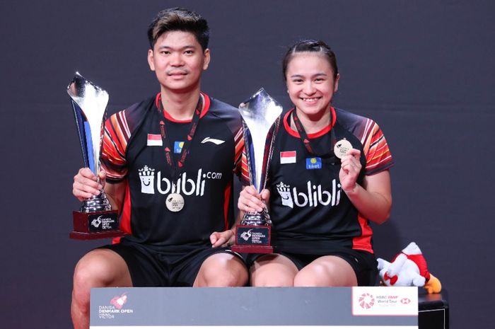 Pasangan ganda campuran Indonesia, Praveen Jordan/Melati Daeva Oktavianti, berpose setelah menjuarai Denmark Open 2019 di Odense Sportspark, Minggu (20/10/2019).