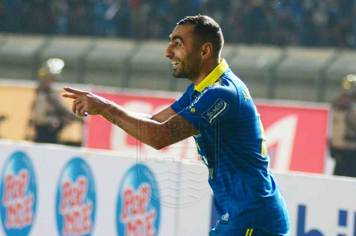 Gelandang Persib Bandung, Artur Gevorkyan, melakukan selebrasi setelah mencetak gol ke gawang Persipura Jayapura pada pekan pertama Liga 1 2019 di Stadion Si Jalak Harupat, Bandung, Sabtu (18/5/2019).