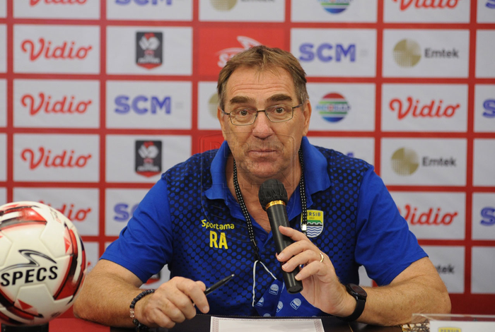 Pelatih Persib Bandung, Robert Alberts, memberikan keterangan usai timnya kalah dari Persija Jakarta di final Piala Menpora 2021.
