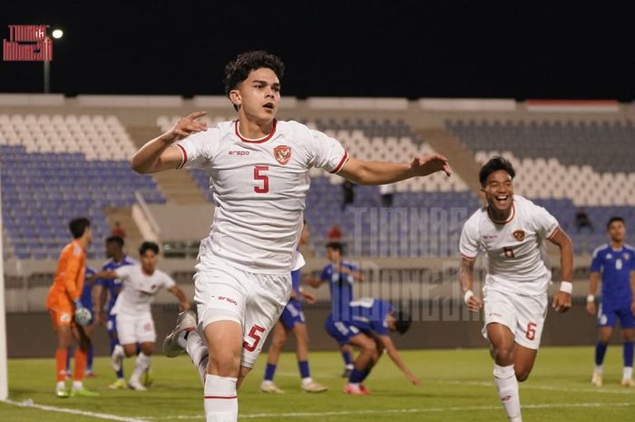 Selebrasi bek Timnas U-17 Indonesia,  Matthew Baker, usai mencetak gol ke gawang Timnas U-17 Kuwait di Kualifikasi Piala Asia U-17 2025, Rabu (23/10/2024).