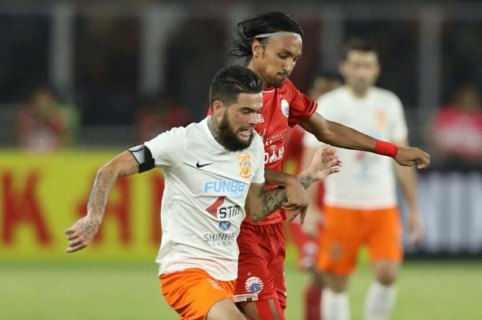 Duel Diego Michiels dan Rohit Chand saat laga Persija Jakarta kontra Borneo FC.