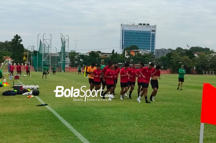 Skuad timnas U-19 Indonesia berlatih di Lapangan Thor, Surabaya pada Kamis (15/9/2022).