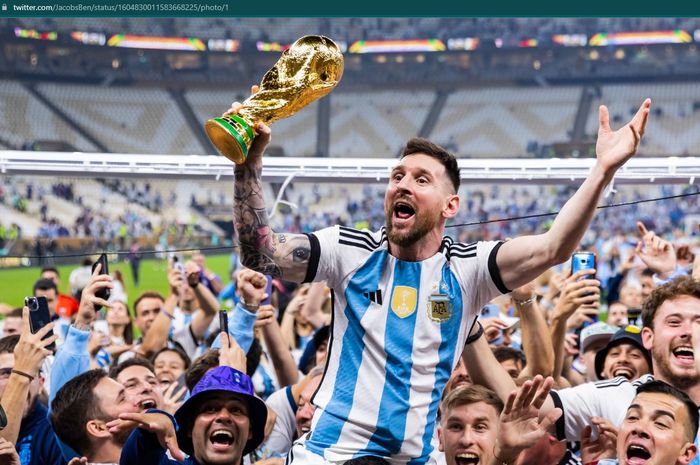 Lionel Messi, yang membawa trofi Piala Dunia, tampak dibopong dan dielu-elukan pasca-pertandingan final Piala Dunia 2022. 