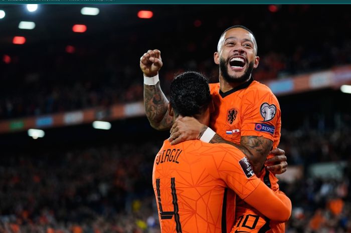 Memphis Depay merayakan gol yang dicetak Virgil van Dijk ke gawang Gibraltar pada laga Kualifikasi Piala Dunia 2022.