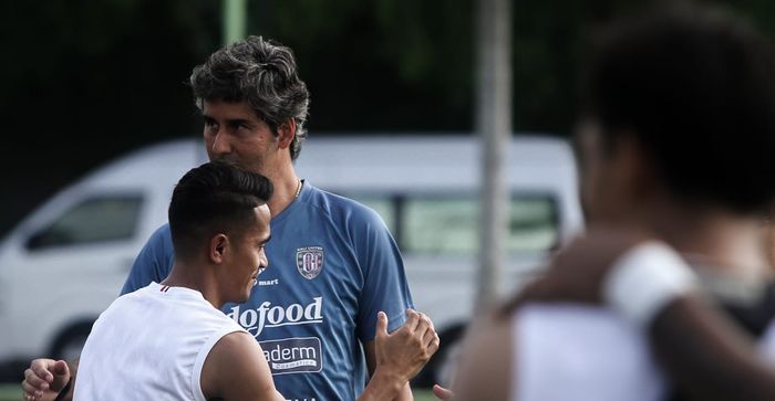 Pelatih Bali United, Stefano Cugurra alias Teco, memimpin anak asuhnya berlatih di Lapangan Australian Independent School (AIS), Denpasar, Selasa (7/1/2020). 