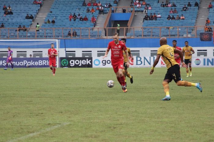 Pemain Persija Jakarta, Hanno Behrens saat menguasai bola dan menyerang ke lini pertahanan Bhayangkara FC pada pekan ke-25 Liga 1 di Stadion Wibawa Mukti, Cikarang, Bekasi, Kamis (16/2/2023)