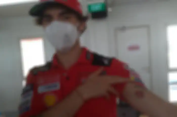 Murid Valentino Rossi, Francesco Bagnaia pamer luka di lengan usai tes pramusim MotoGP 2022 di sirkuit Mandalika, kenapa tuh?
