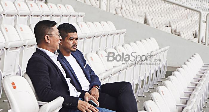 Mohamad Prapanca dan Bambang Pamungkas menempati salah satu tribun di Stadion Utama Gelora Bung Karno, Jakarta.