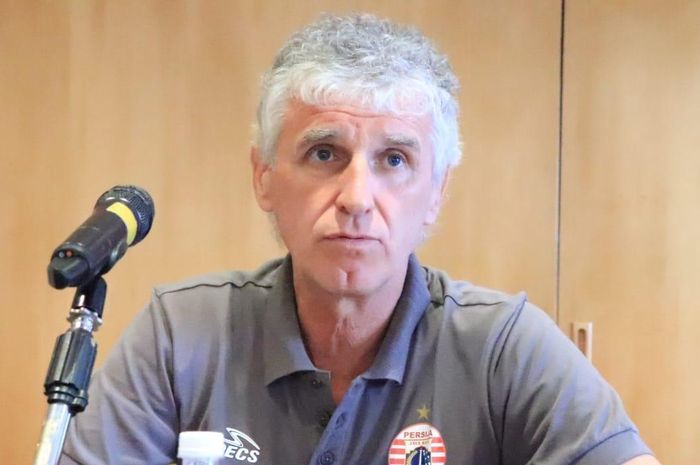 Pelatih Persija Jakarta, Ivan Kolev, dalam sesi konferensi pers di Singapura, Senin (4/2/2019).