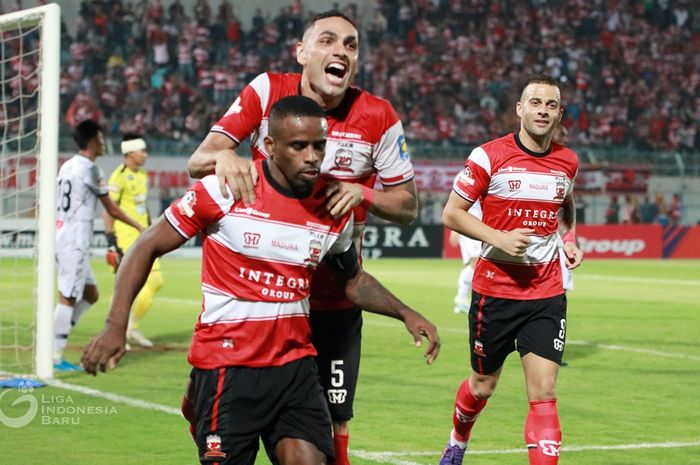 Penyerang Madura United, Greg Nwokolo,  saat merayakan gol di sebuah pertandingan Liga 1.