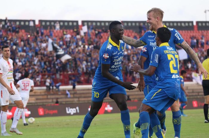 Para pemain Persib Bandung merayakan gol yang dicetak Ezechiel N'Douassel ke gawang Persija Jakarta dalam lanjutan Liga 1 2019 di Stadion Kapten I Wayan Dipta, Gianyar, Bali, Senin (28/10/2019).