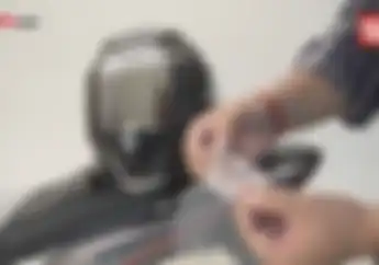 Anti Baret.. Pasang Tear Off di Visor Helm, Kayak Pembalap MotoGP Bor!