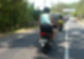 Uedan! Aksi Nekad 2 Bule Ngebut Di Jalan Raya Nih, Jangan Ditiru Yah